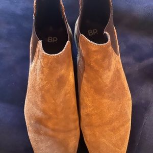 Beautiful BP sued men’s boots size 9. Great comfort and style with jeans.